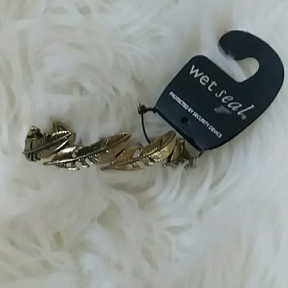 Wet Seal Leaf Bracelet